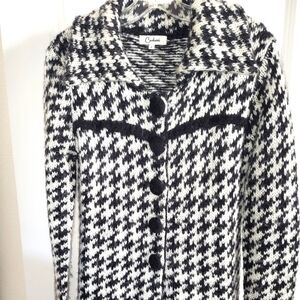 Chic Black and White Cardigan Sweater with Houndstooth Pattern
